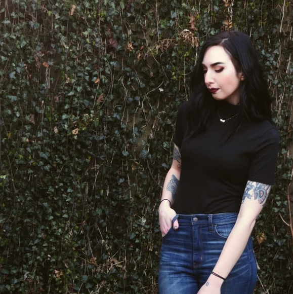 Meet your Posher, Kenzi - Picture 1 of 2